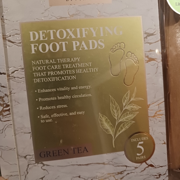 NWT! ALCHEMY LIVING FOOT CARE SET - Picture 5 of 7